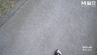已婚长腿女老板娘和小鲜肉员工偷情，这身材谁不迷糊